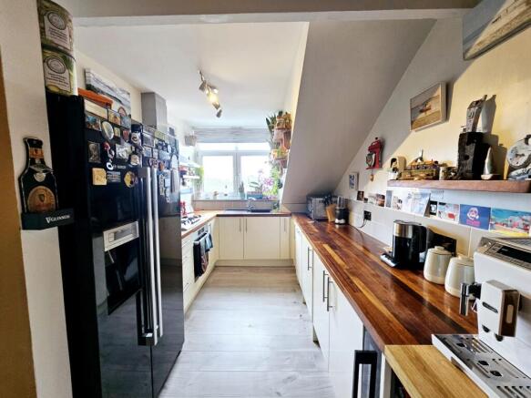 2 bed Flat for sale Image 4