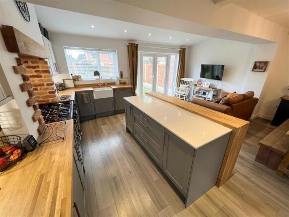 OPEN PLAN LIVING/ DINING/ KITCHEN