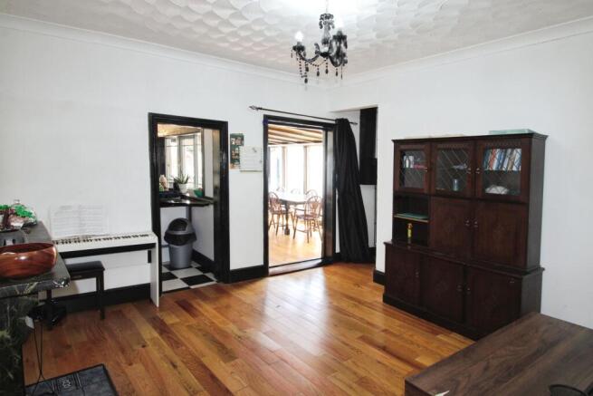 5 bed Detached for sale Image 10