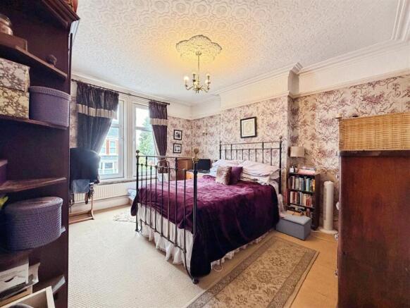 6 bed Detached for sale Image 12