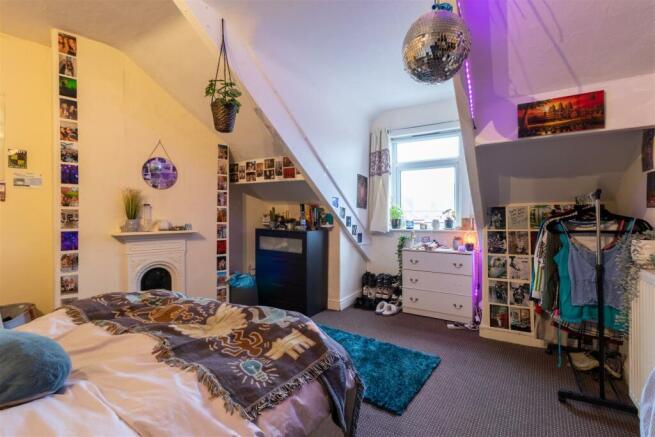 4 bed House to rent Image 6