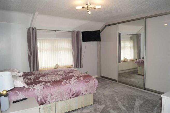 MASTER BEDROOM 1 (FRONT)