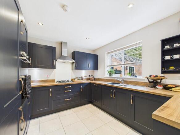 4 bed Detached for sale Image 8