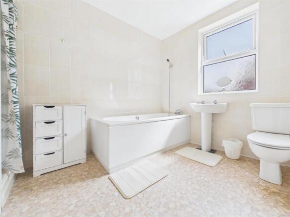 5 bed Detached for sale Image 9