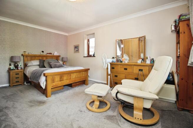 4 bed Detached for sale Image 9