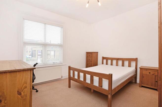 4 bed House to rent Image 8