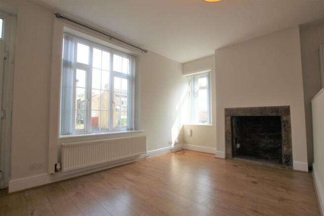 2 bed Terraced to rent Image 4