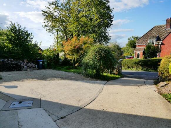 FRONT GARDEN