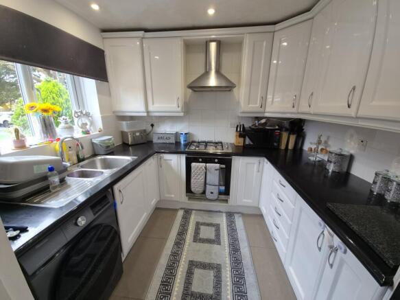 71, Monmouth Drive, Verwood, Dorset - NO CHAIN photo 4