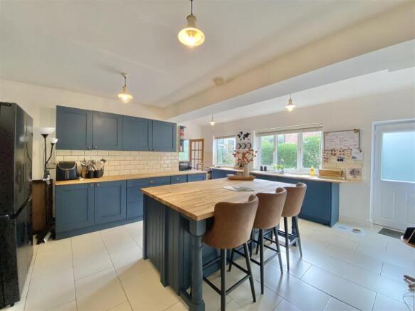 4 bed Semi-Detached for sale Image 5