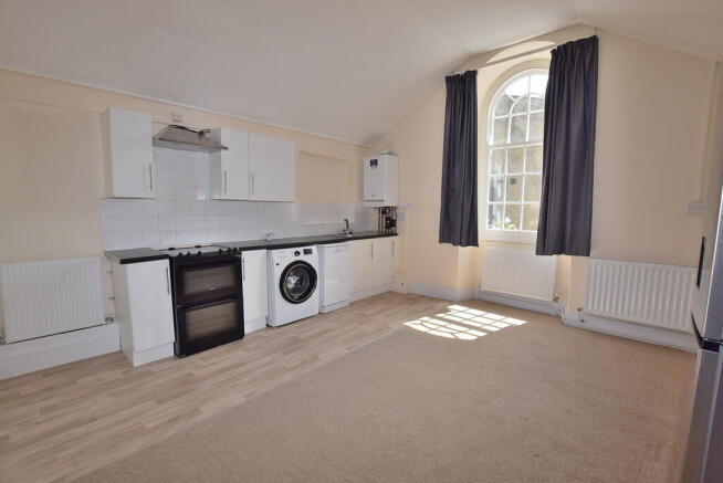 2 bed Ground Flat to rent Image 5