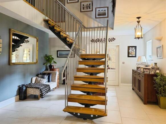 5 bed Detached for sale Image 11