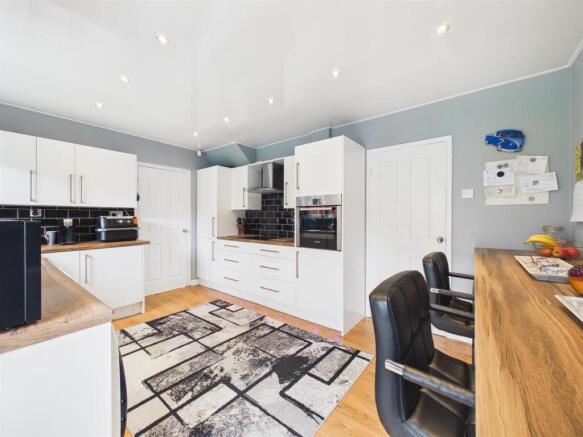 Kitchen 2.jpg