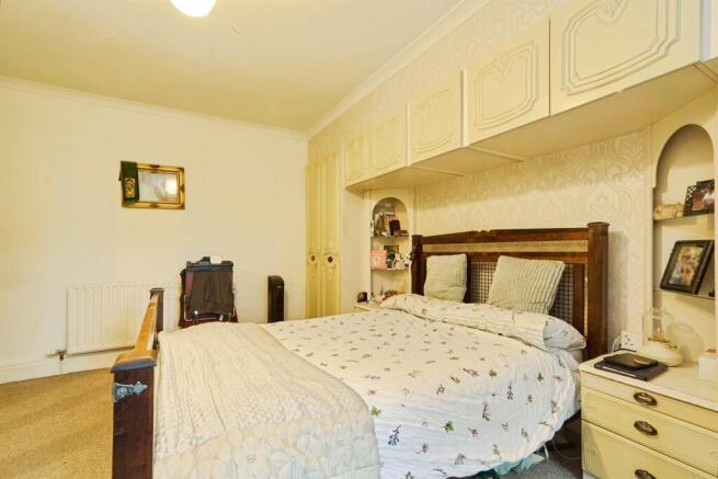 5 bed Detached for sale Image 11