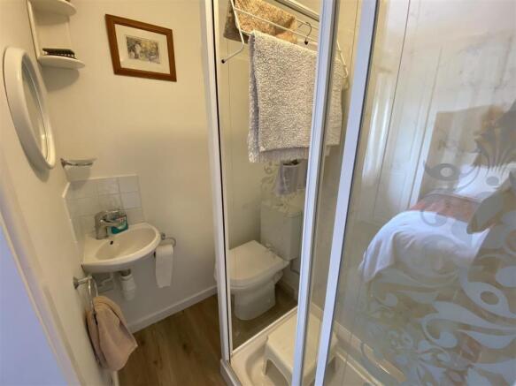 EN-SUITE SHOWER ROOM