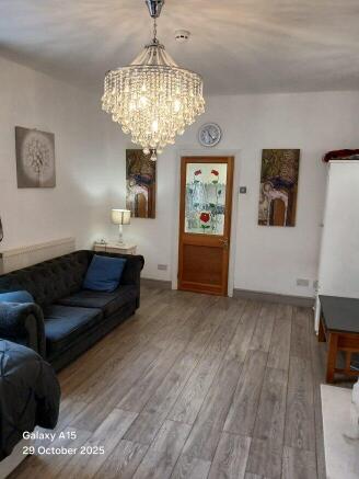 2 bed Flat to rent Image 10