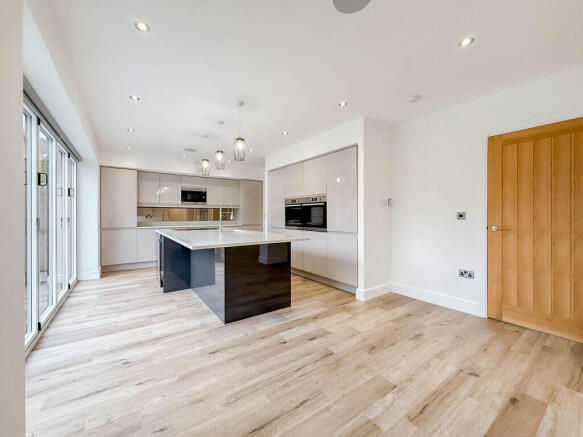 5 bed Detached for sale Image 9