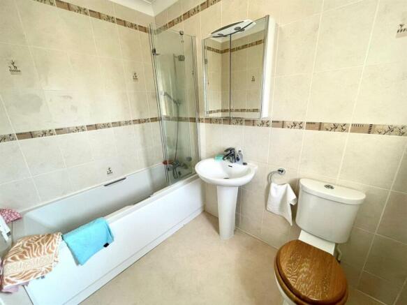 49 spalding ensuite bathroom.jpg