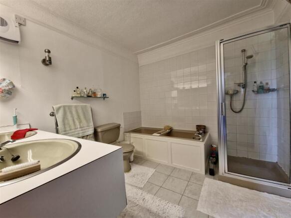 EN SUITE BATHROOM/WC