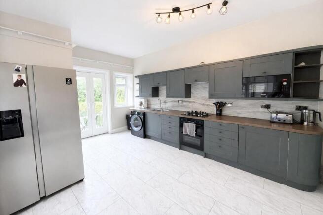 6 bed Semi-Detached for sale Image 6