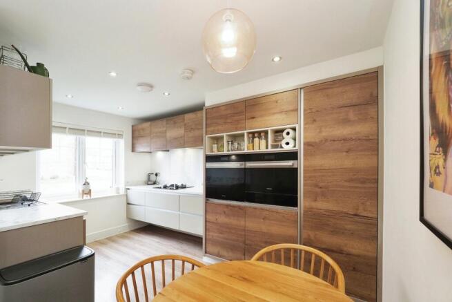 Modern kitchen/diner with integrated appliances - perfect for family or entertaining