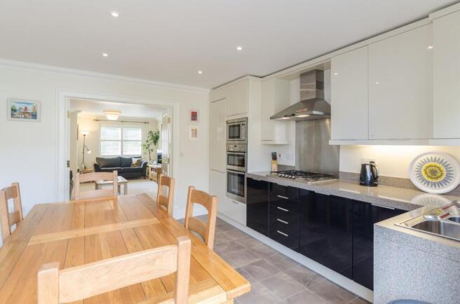 4 bed House for sale Image 4