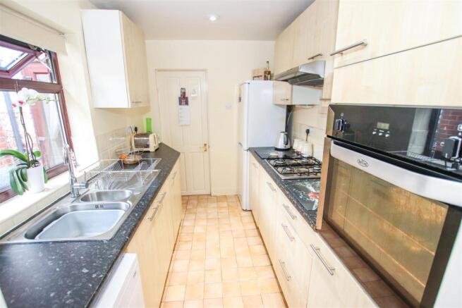 MODERN FITTED KITCHEN