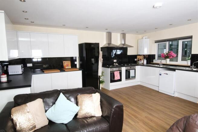 5 bed Flat to rent Image 4