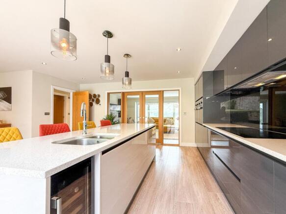4 bed Detached for sale Image 8