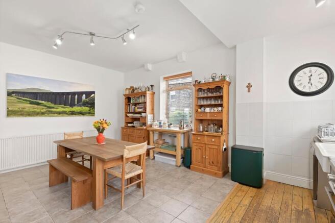 5 bed Detached for sale Image 8