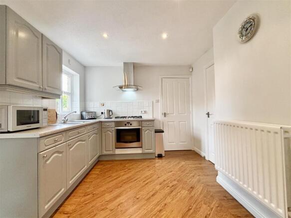 4 bed Detached for sale Image 8