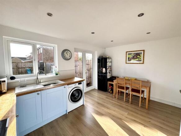 KITCHEN/DINING ROOM