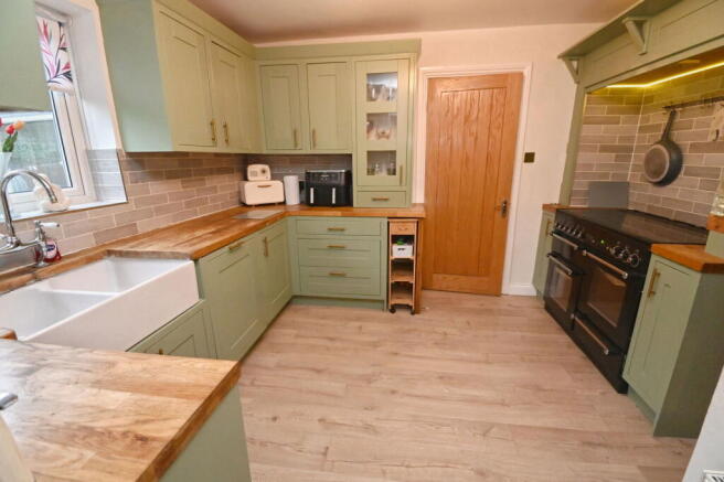 5 bed Detached for sale Image 7