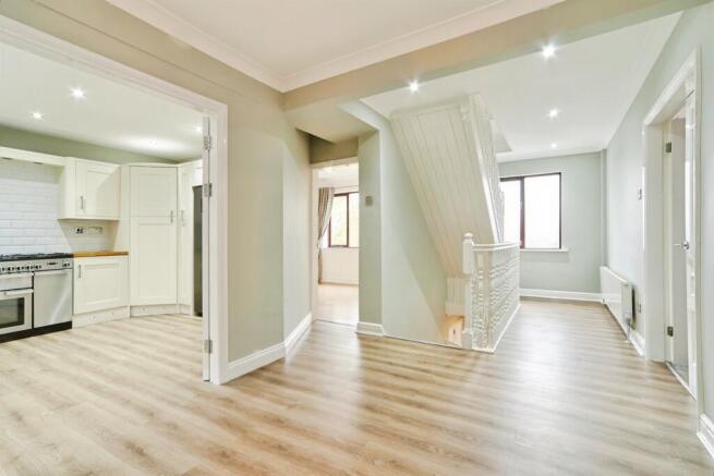 5 bed Detached for sale Image 8