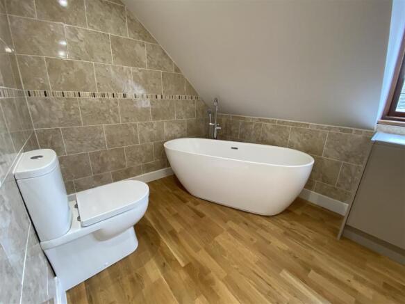 PRINCIPAL BATHROOM
