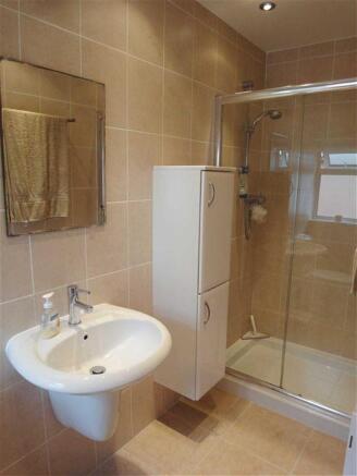 EN-SUITE SHOWER ROOM