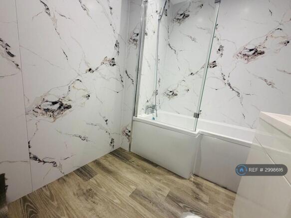2 bed Flat to rent Image 11