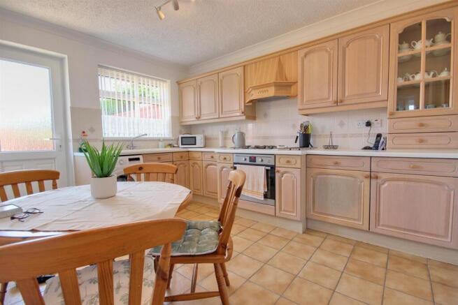3 bed Semi-Detached Bungalow for sale Image 4