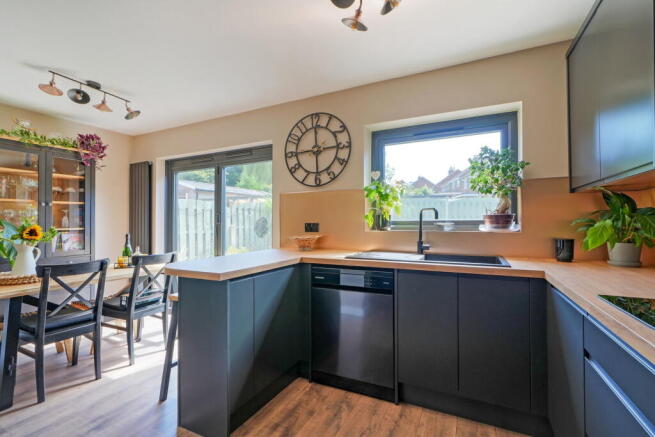 4 bed Semi-Detached for sale Image 11