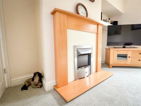ALTERNATE VIEW OF LOUNGE