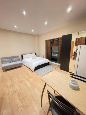 Charming & Spacious Studio Flat ¿ Just 4 Minute