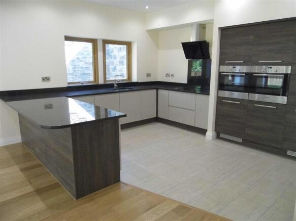 LIVING KITCHEN - tow