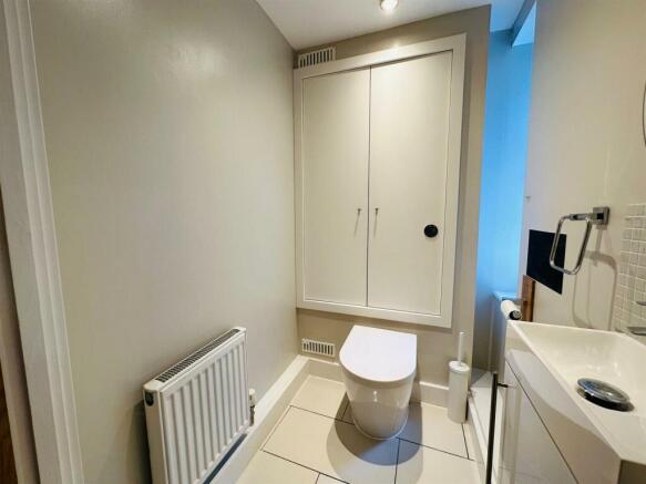 GROUNDFLOOR CLOAKROOM