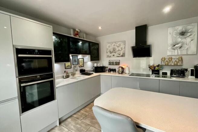 4 bed Detached for sale Image 9