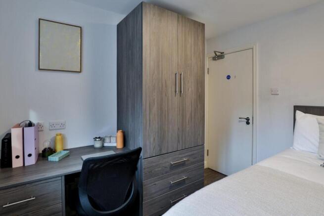 4 bed Flat to rent Image 5