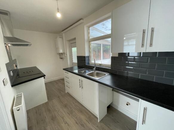 2 bed Terraced to rent Image 5