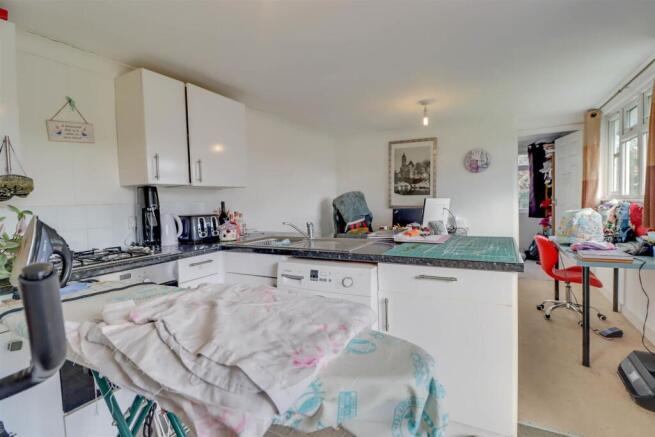 19 FRIERN GARDENS INSIDE-14.jpg