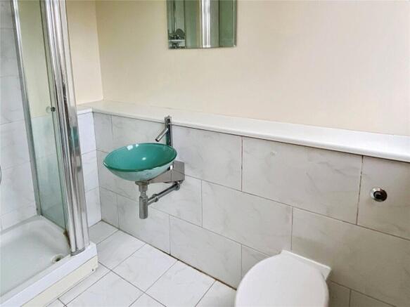 2 bed Apartment to rent Image 10