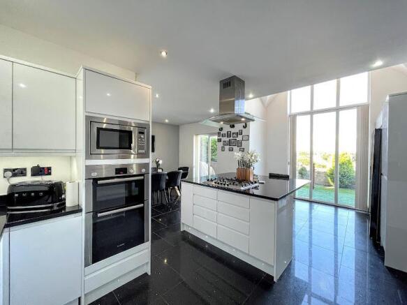 5 bed Link Detached House for sale Image 6