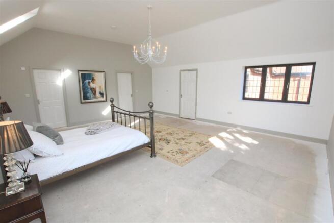 MAIN BEDROOM SUITE